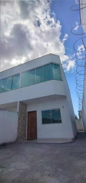 Casa Duplex 2 quartos com amplo quintal